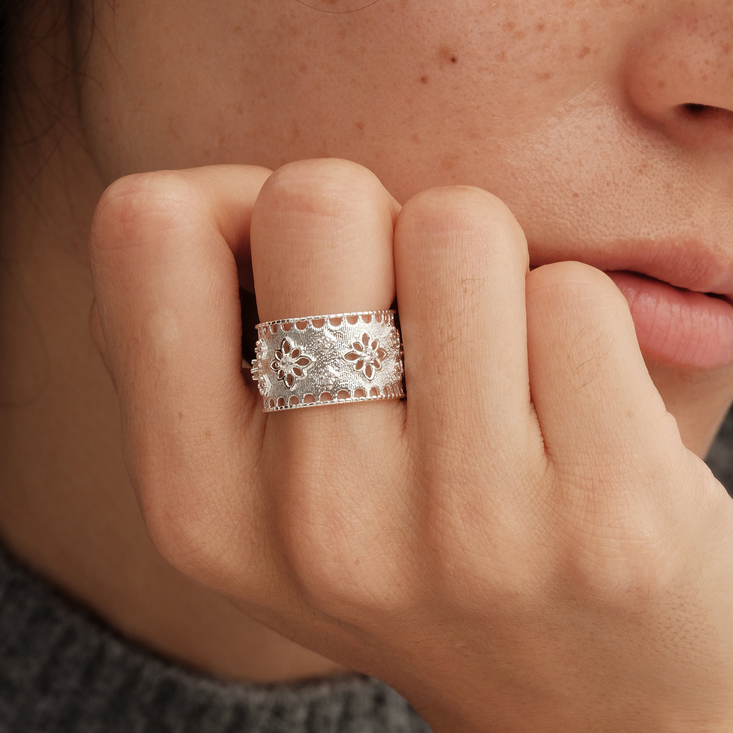 【CnHnOn脂肪商店】蕾丝花蛋糕镂空镶钻复古拉丝华丽感小众戒指