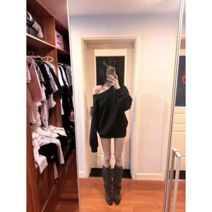 黑色露肩卫衣女秋季2026新款美式宽松休闲百搭斜肩纯欲慵懒风上衣