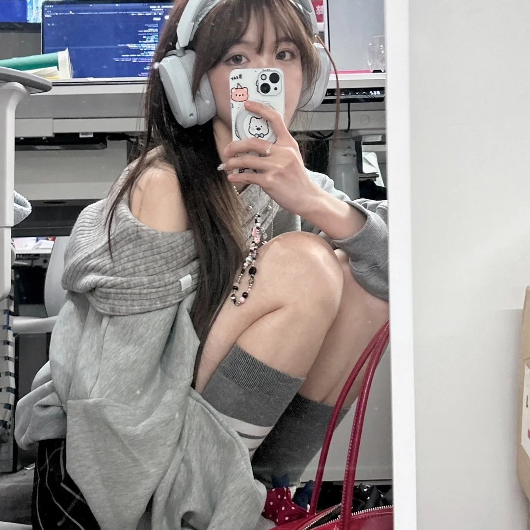 设计感斜肩一字领连帽卫衣女