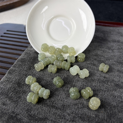 天然和田玉并蒂莲花隔珠挂件