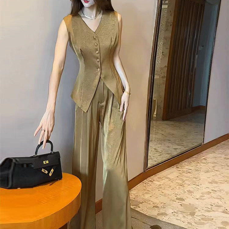 2025年春季新款法式高级感无袖开叉上衣女设计感显瘦阔腿裤两件套