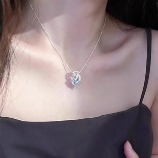 心脏蓝色吊坠碎石项链女款百搭配小众气质蓝色镂空创意吊坠锁骨链