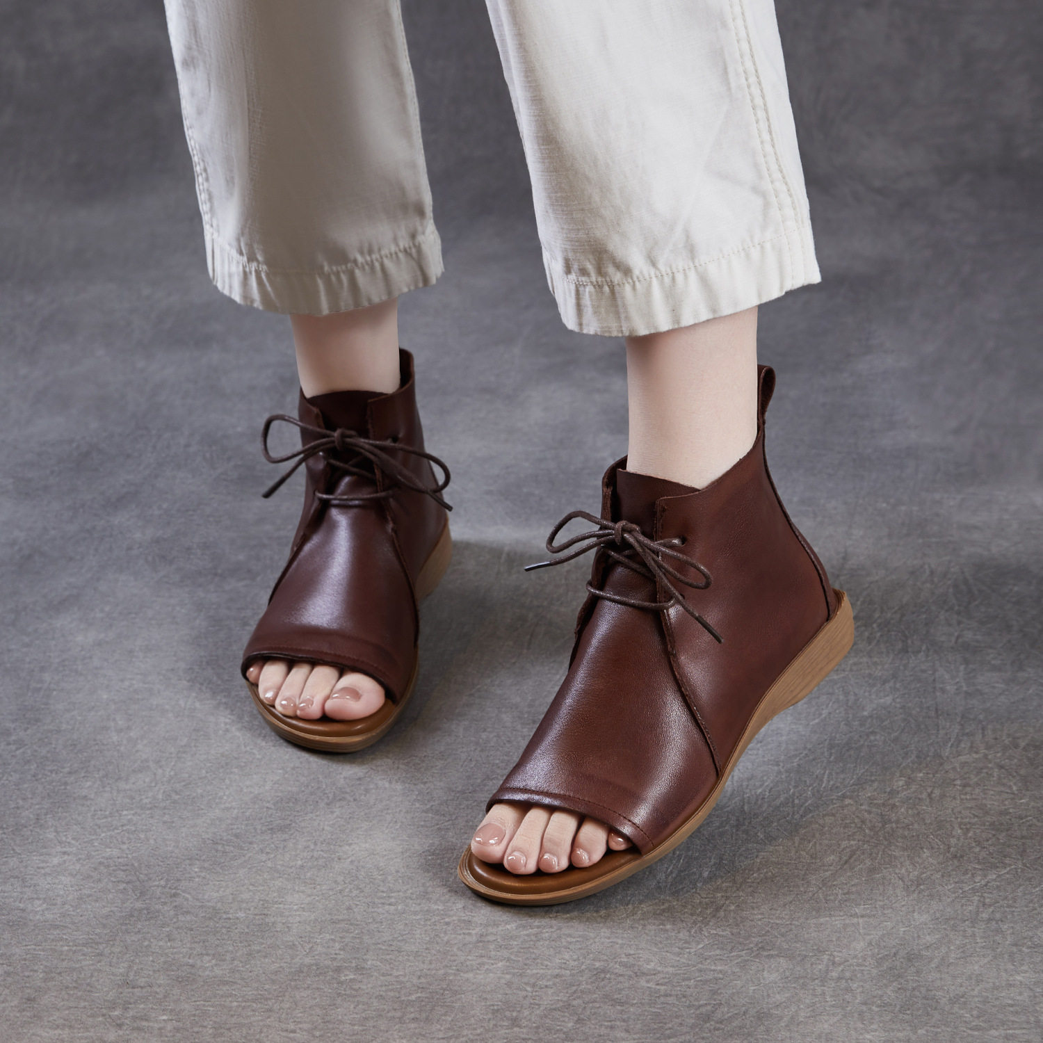 罗马凉鞋2026夏季新款复古风真皮女低跟露趾交叉绑带软底百搭凉鞋