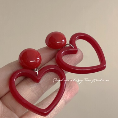 红色爱心耳环2026新年新款潮夸张气质设计耳钉女耳夹无耳洞耳饰