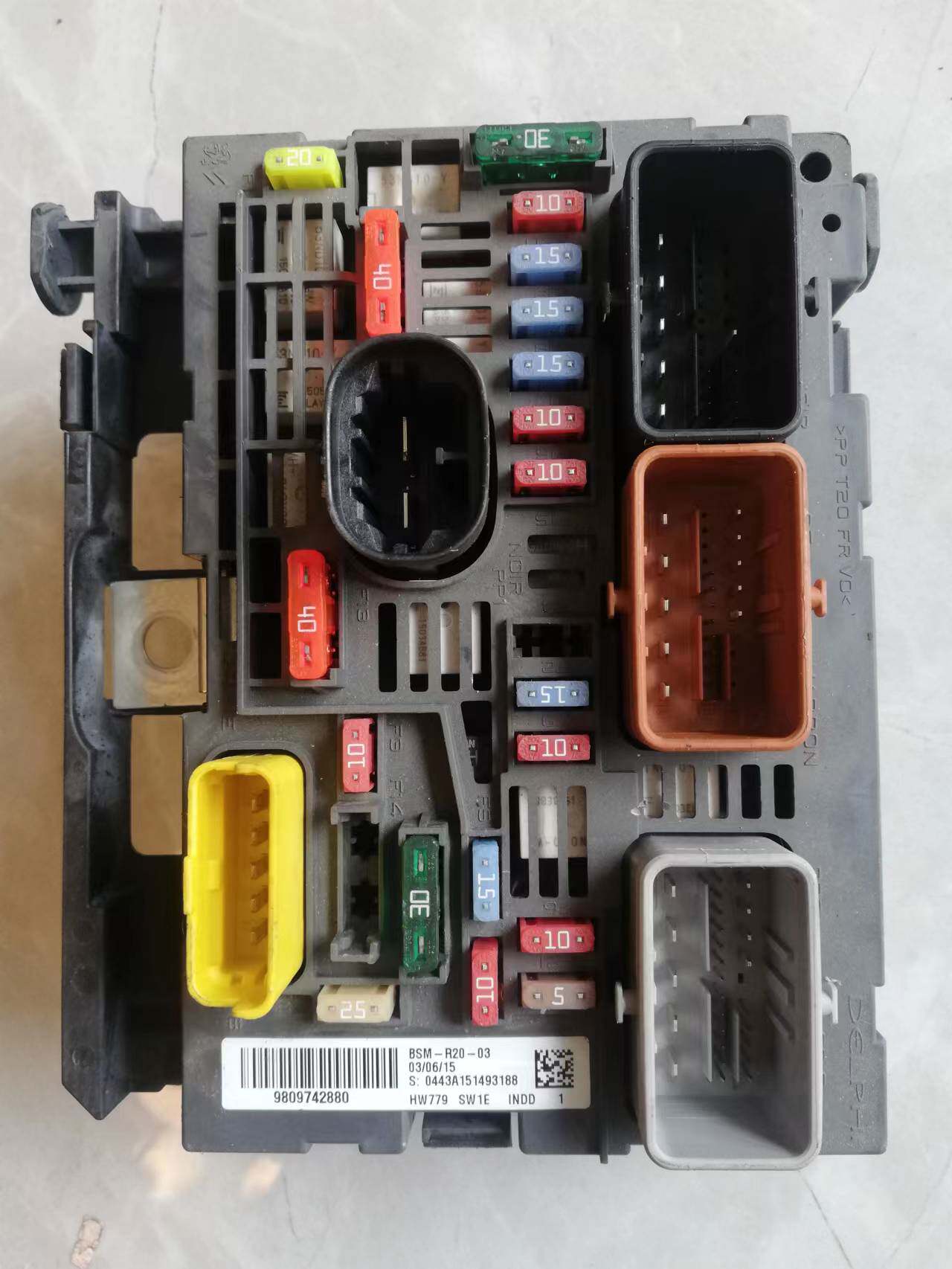 标致206/307/408/3008雪铁龙c2/c5凯旋世嘉毕加索发动机舱保险丝