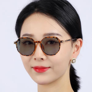 老花镜女高清中老年老人老光眼镜女变色防紫外线时尚超轻复古花镜