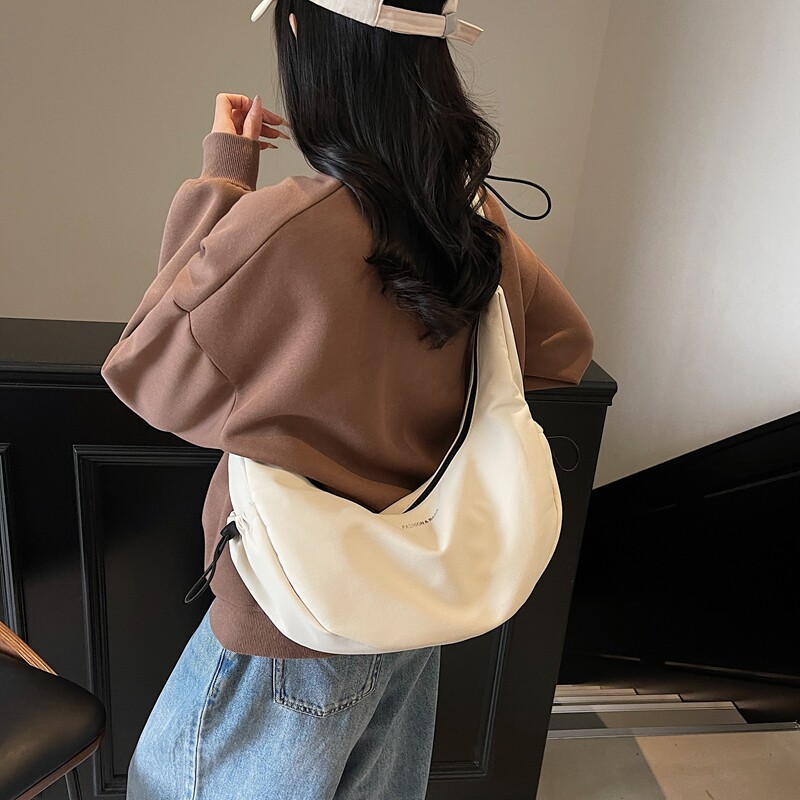 斜挎饺子包包女新款大容量百搭通勤月亮包学生上课装书运动单肩包