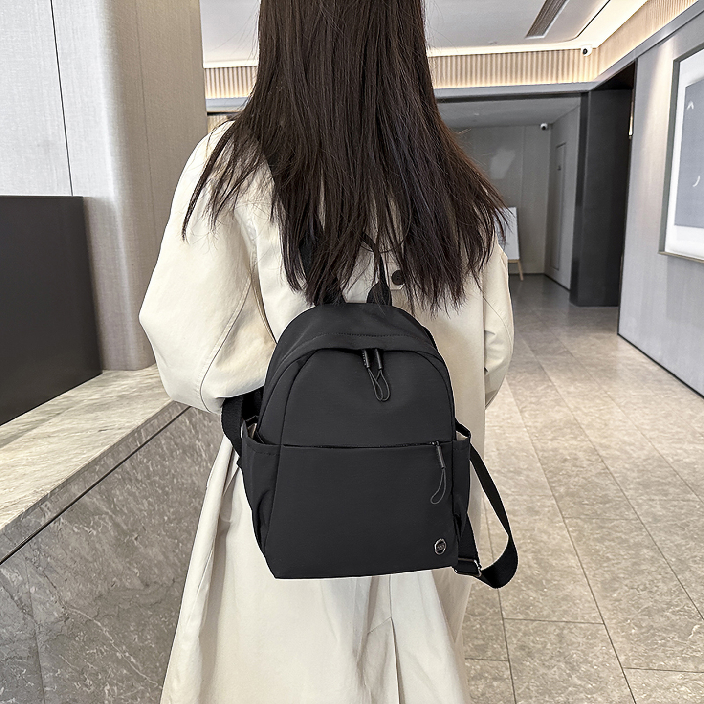 学生休闲双肩包2025新款时尚百搭旅行小背包女士大容量尼龙上班包