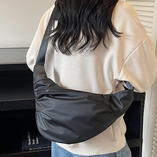 防水饺子包女斜挎包新款轻便通勤包黑色大号小号休闲大容量单肩包