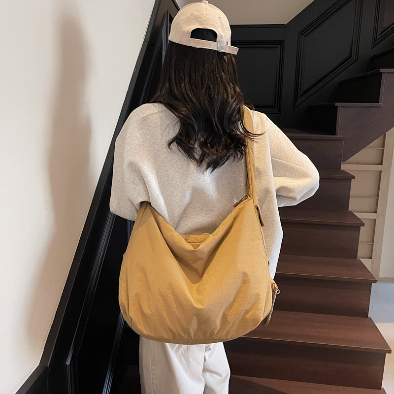 慵懒风单肩包包女2025新款大容量通勤托特包学生上课斜挎包旅行包