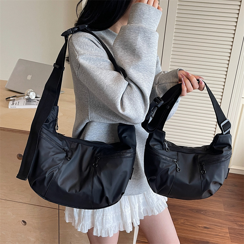 新款简约单肩饺子包女休闲旅行大容量斜挎包学生上班通勤黑色大包