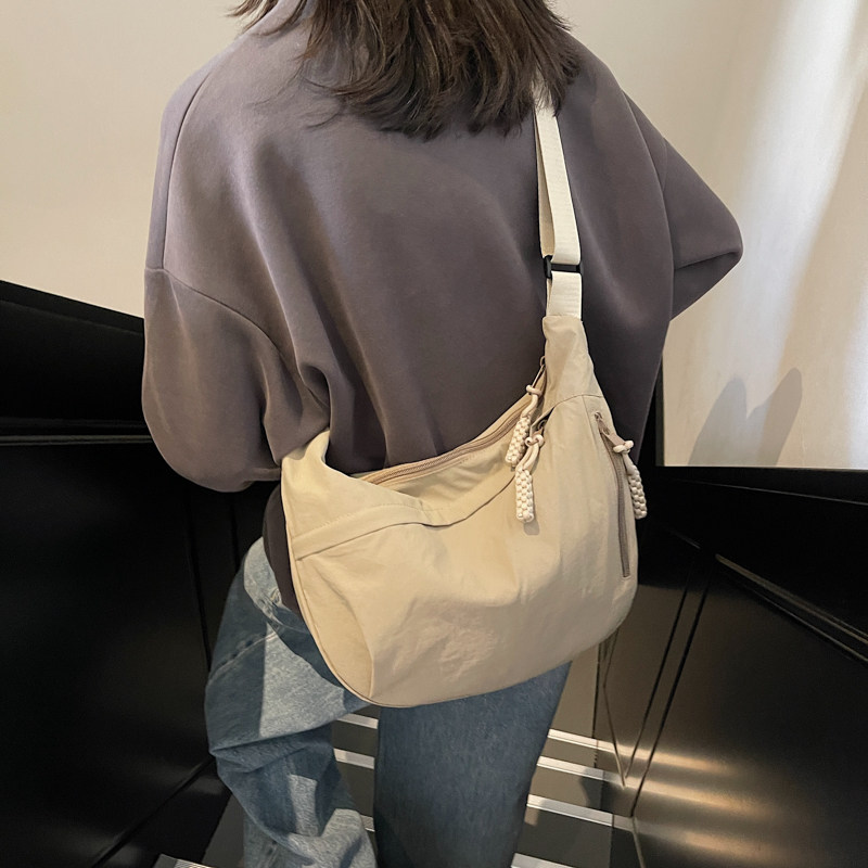 2025休闲百搭斜挎布包女士新款流行单肩包潮时尚大容量运动饺子包