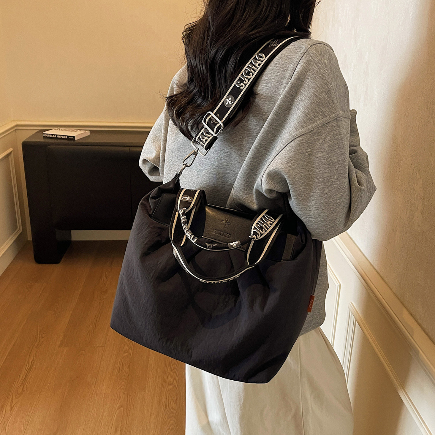 新款设计感休闲简约托特包女款时尚流行手提斜挎包日常通勤单肩包