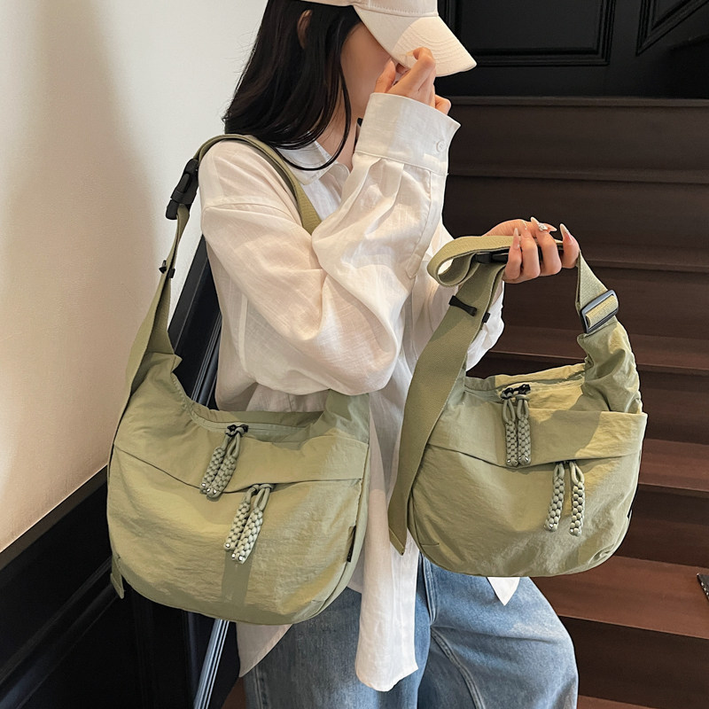 韩版简约纯色饺子包松弛感单肩包女大容量斜挎包宽肩带通勤布包