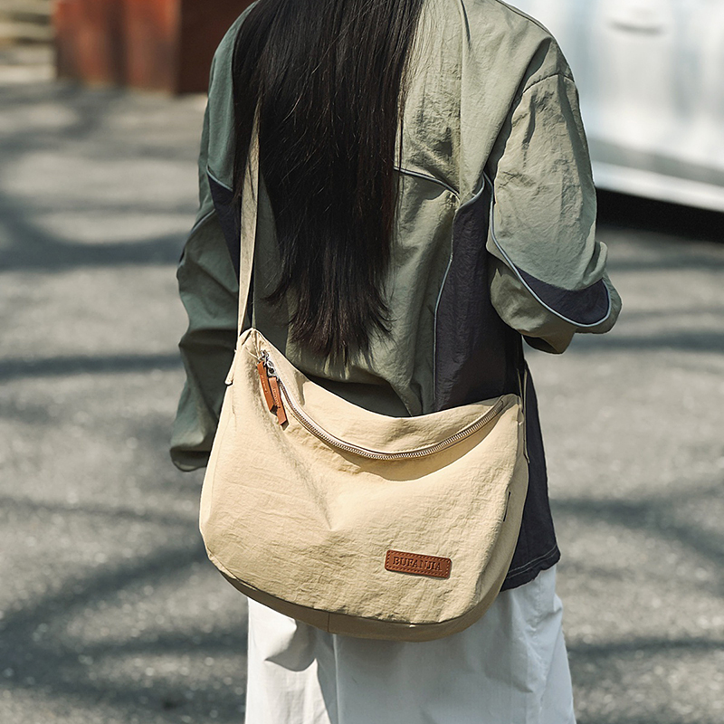 时尚百搭单肩斜挎包女大容量休闲尼龙包潮牌男学生通勤挎包邮差包