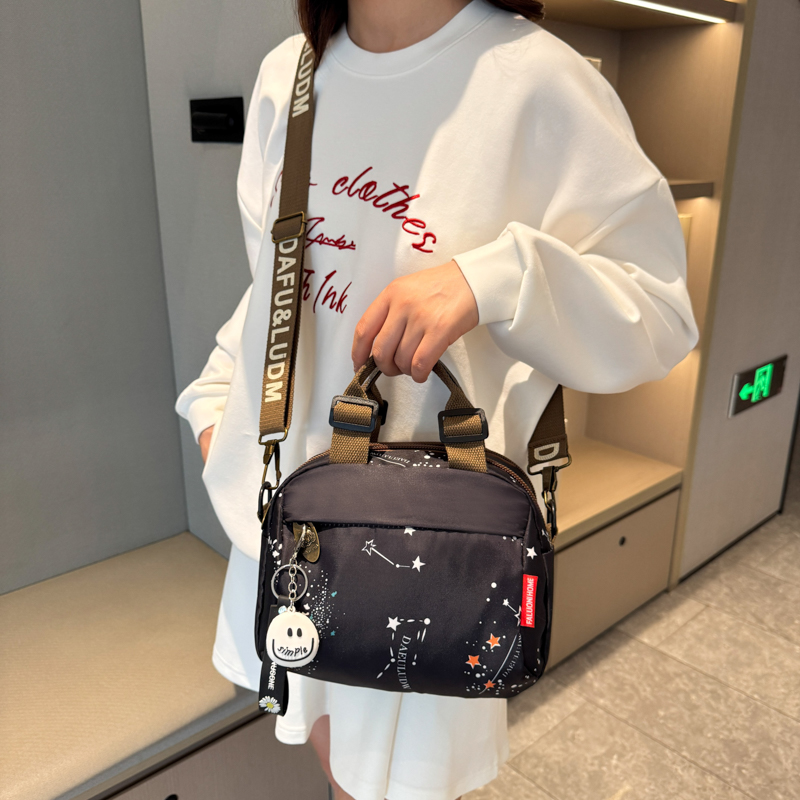 斜挎手机包新款时尚单肩包大容量手提包女士外出旅行休闲印花小包