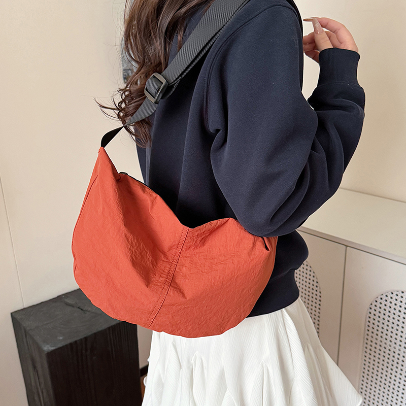 大容量饺子斜挎包女2025新款轻便简约学生上班通勤单肩包日常百搭