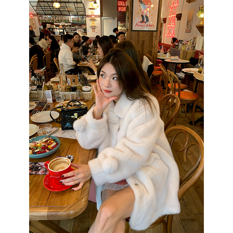 落落狷介白色环保皮草女毛毛外套