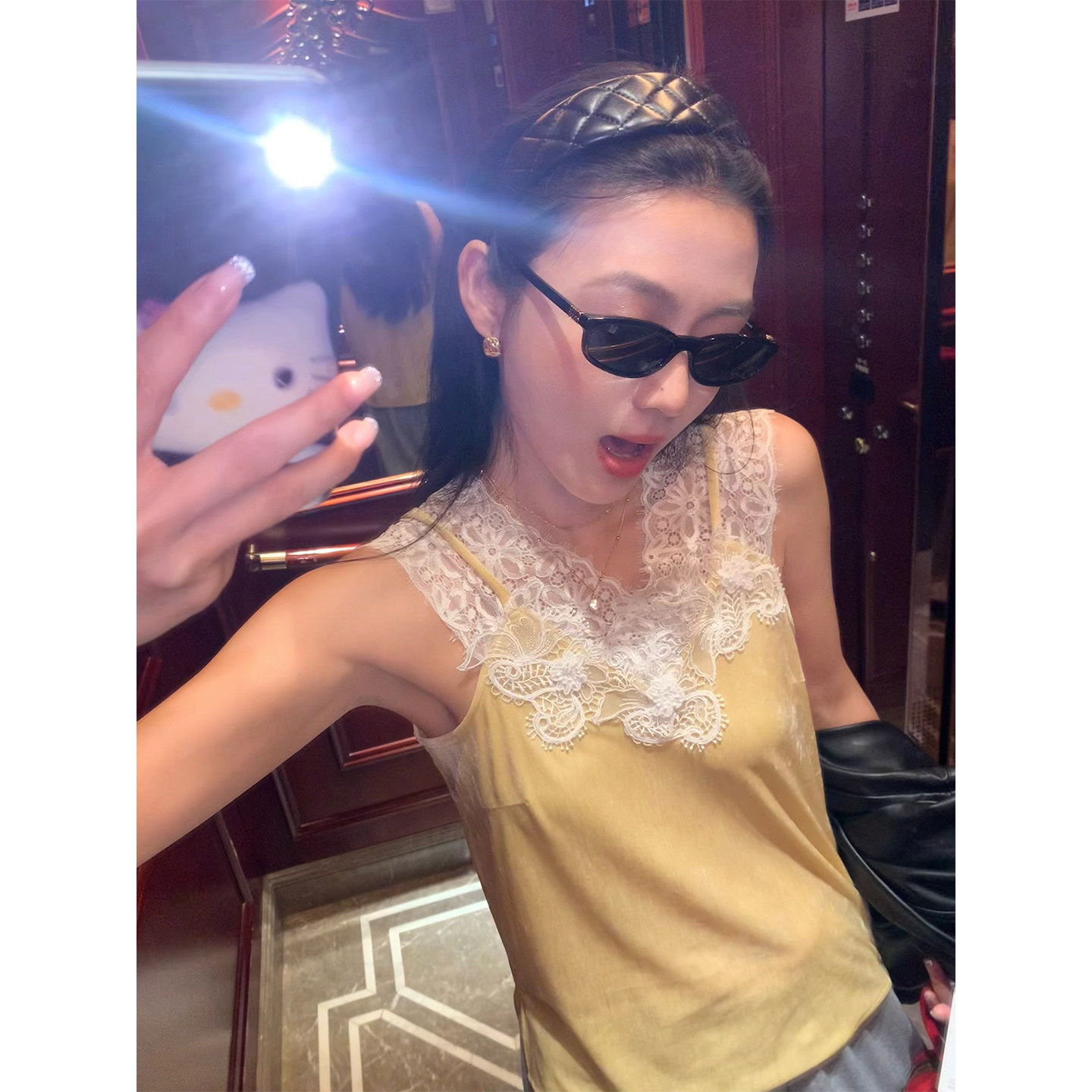 落落狷介 吊带上衣女2026新款可外穿小个子蕾丝拼接V领辣妹穿搭