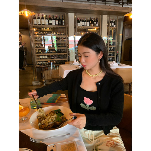 落落狷介黑色两件套毛衣女小个子