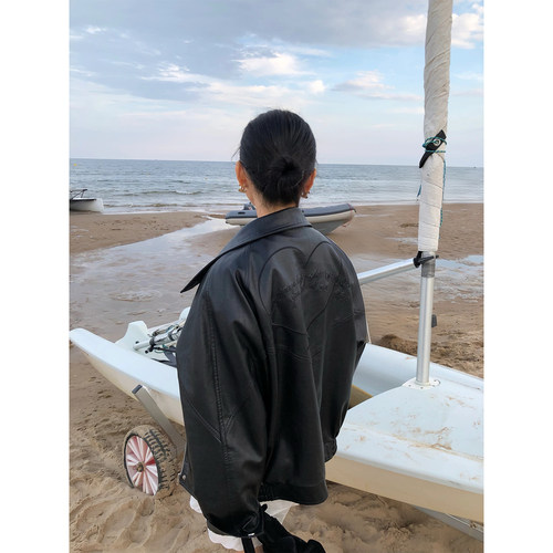 落落狷介黑色刺绣皮衣外套女