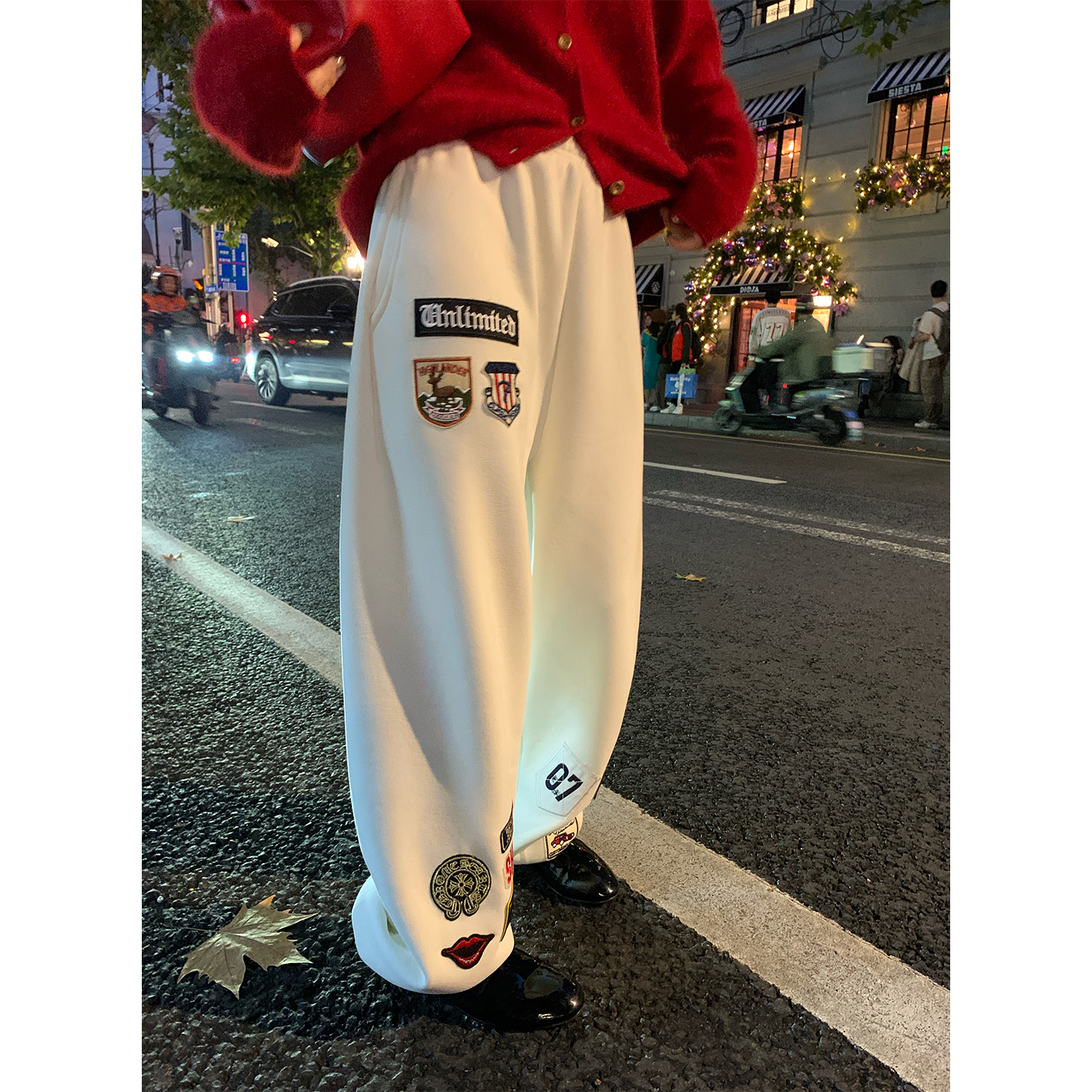 落落狷介白色刺绣加绒卫裤女