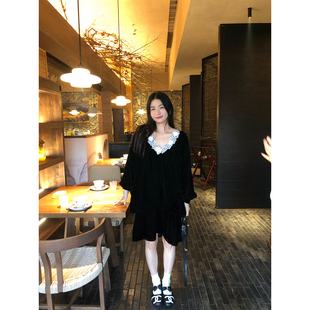 落落狷介 蕾丝拼接V领丝绒裙子小个子宽松 黑色连衣裙女2026年新款