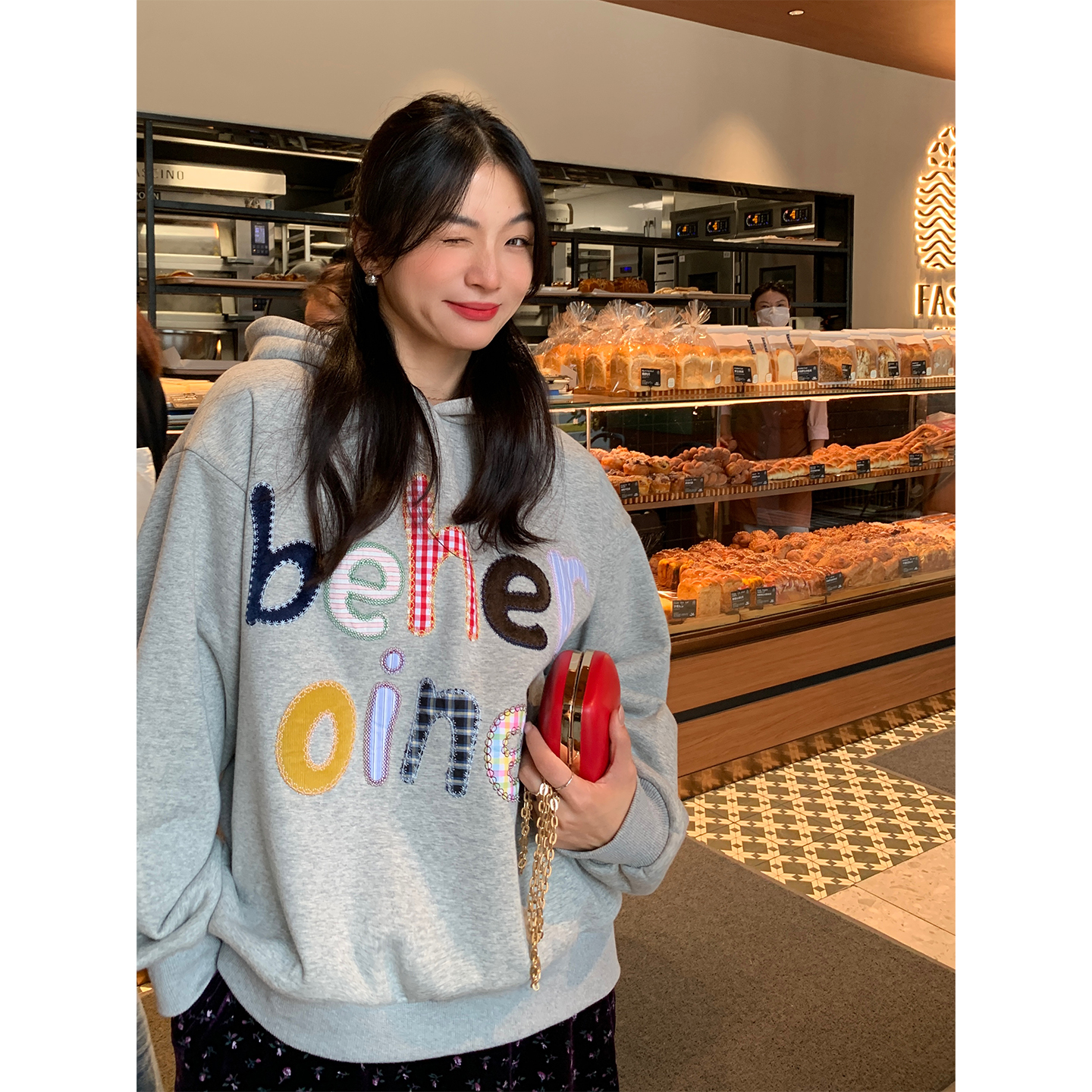 落落狷介灰色加绒刺绣卫衣女