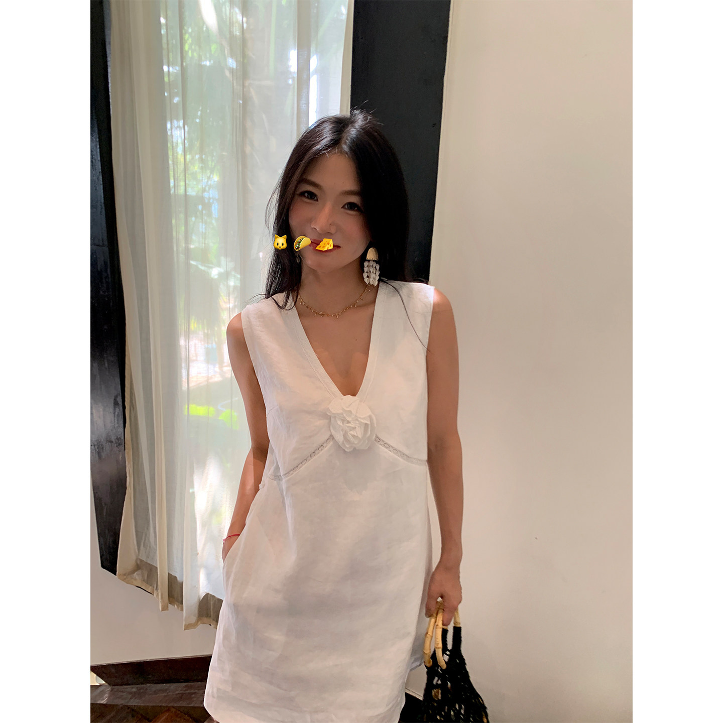落落狷介 夏日绝美小裙子2026新款白色V领亚麻连衣裙女小个子无袖
