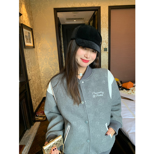 落落狷介灰色棒球服女小个子