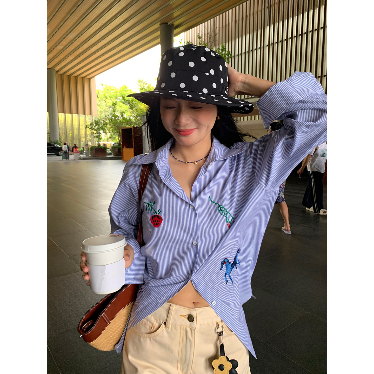 落落狷介 女款2026年新款春夏装蓝色条纹刺绣衬衫长袖设计感上衣
