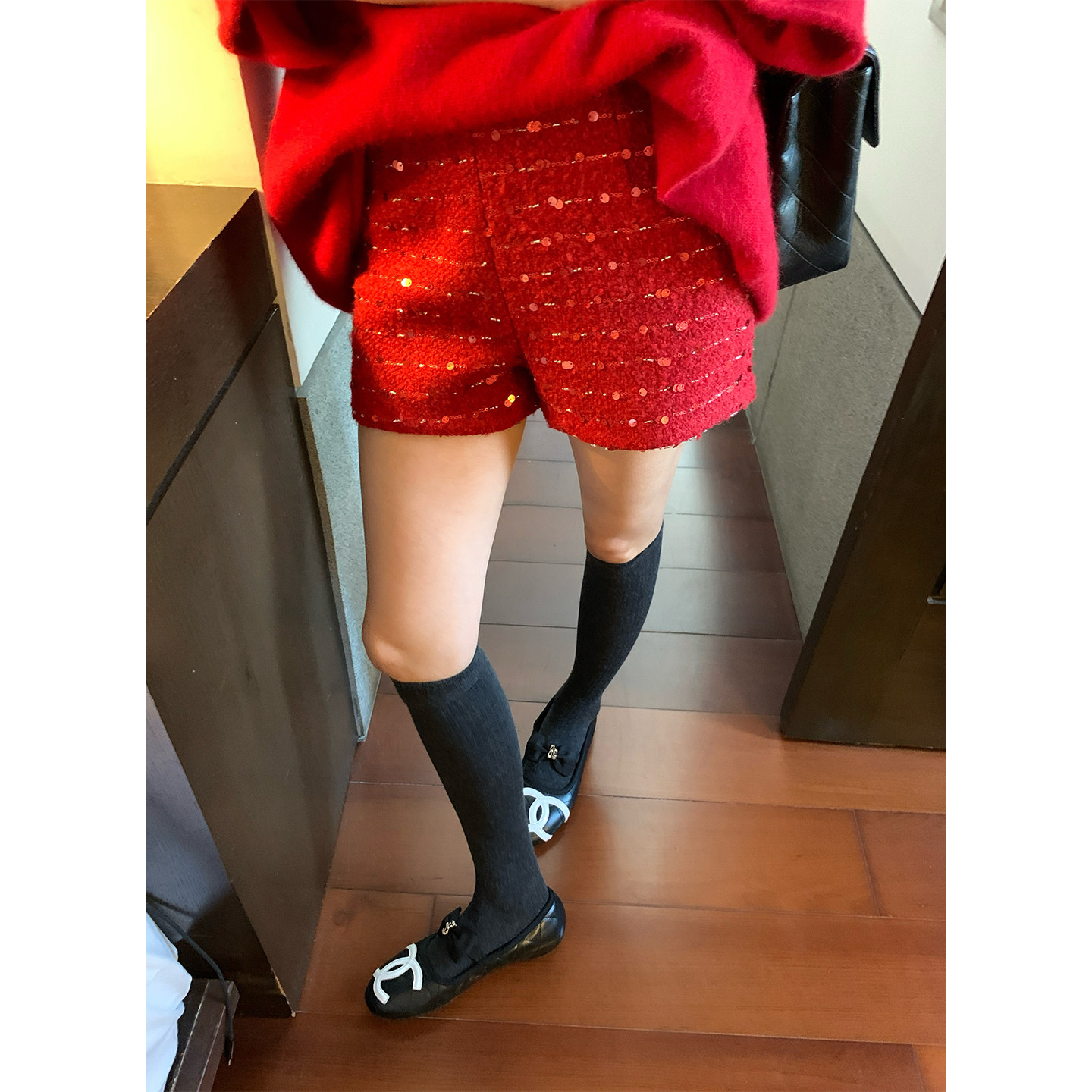 落落狷介小个子裤子2026年新款设计感小众亮片毛呢短裤女红色百搭