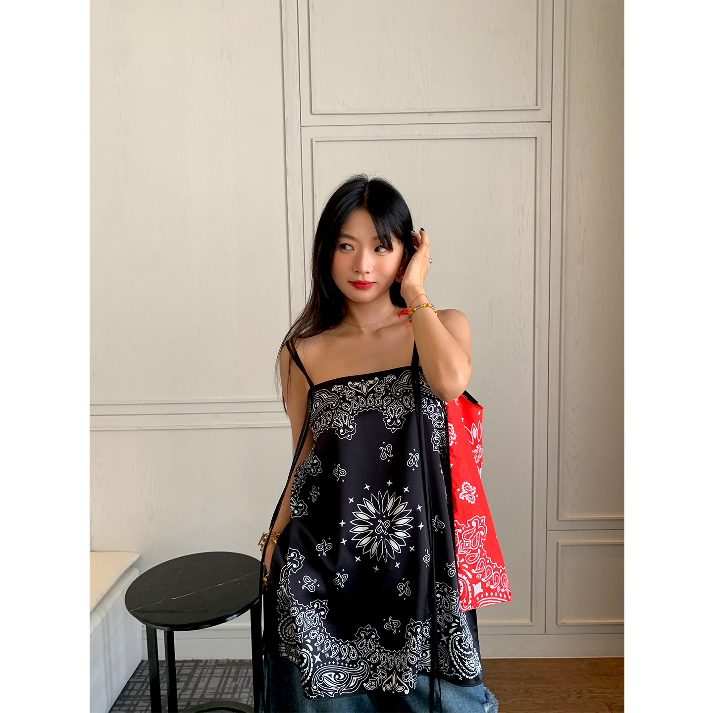 落落狷介黑色印花吊带背心女