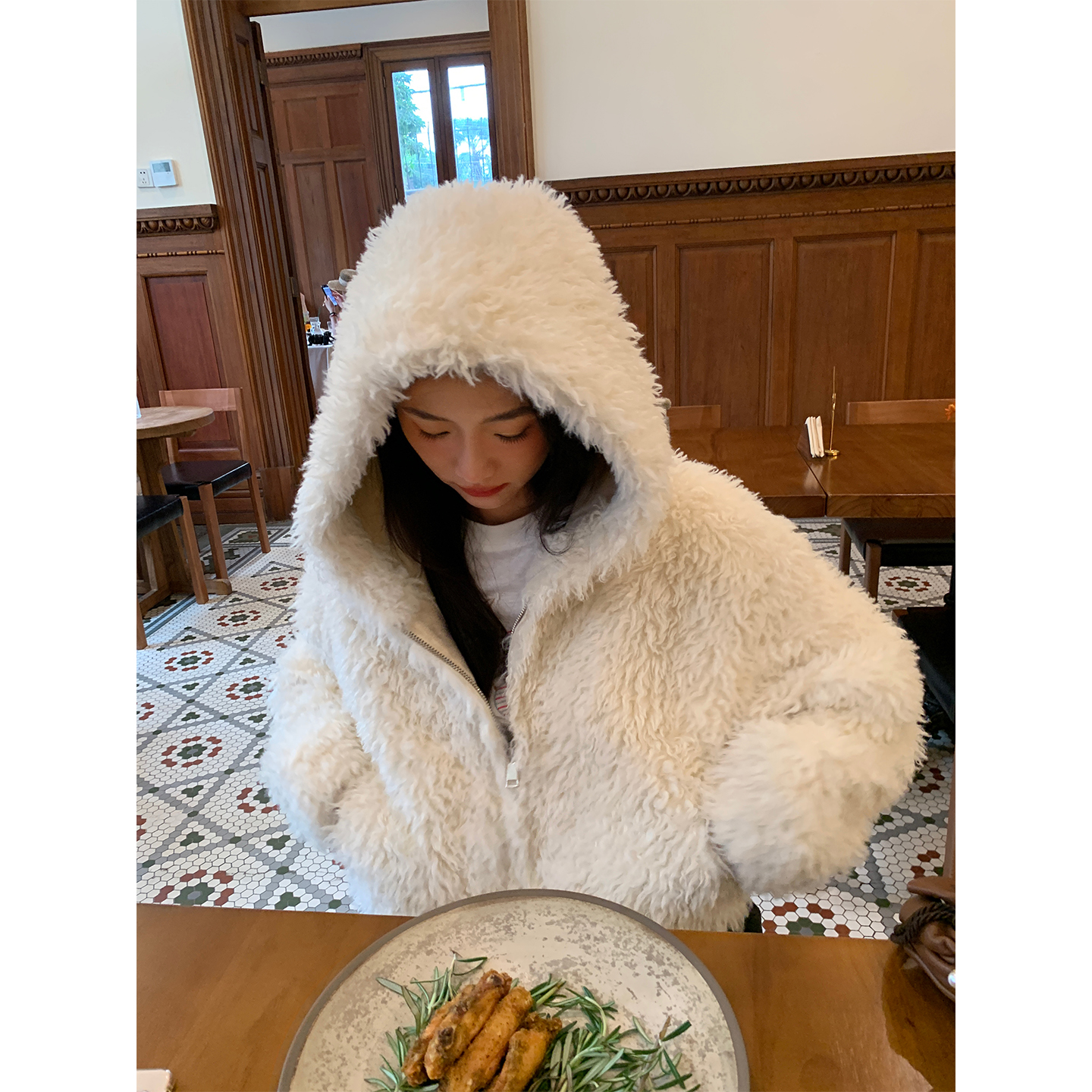 落落狷介短款白色环保皮草女