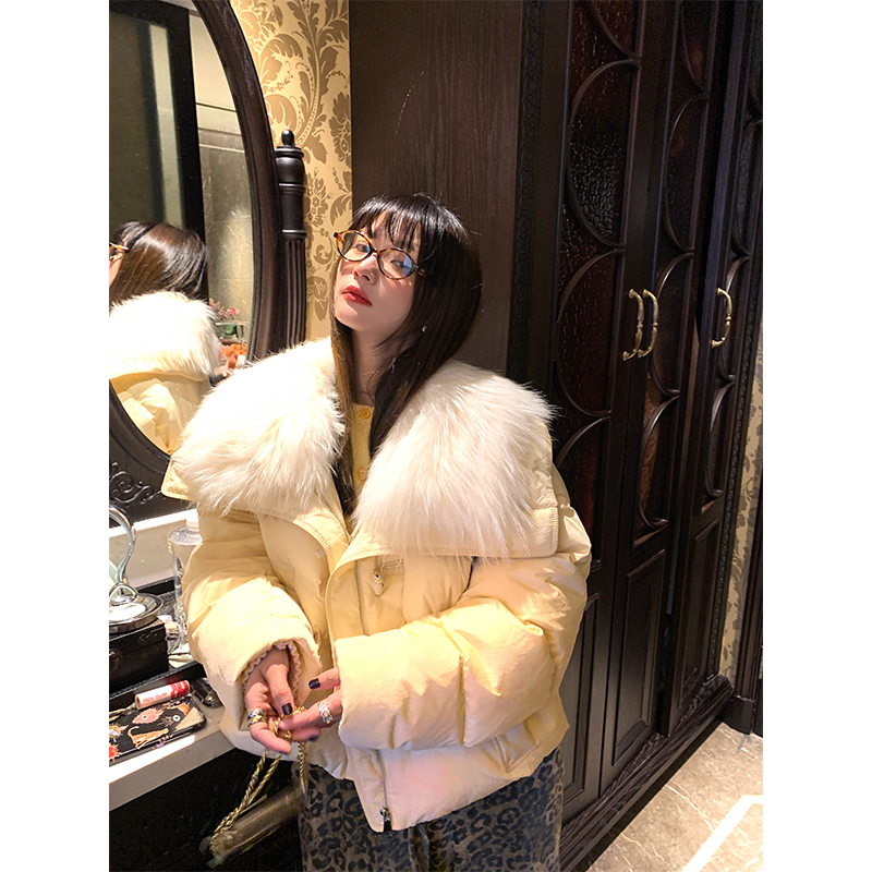 落落狷介短款大毛领羽绒服女