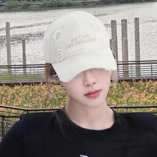 破洞棒球帽子女字母双刺绣水洗棉显脸小时尚 潮牌软顶遮阳鸭舌帽