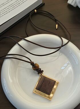 金色方形吊坠项链女2025新款长款皮绳毛衣链高级感气质设计感挂件