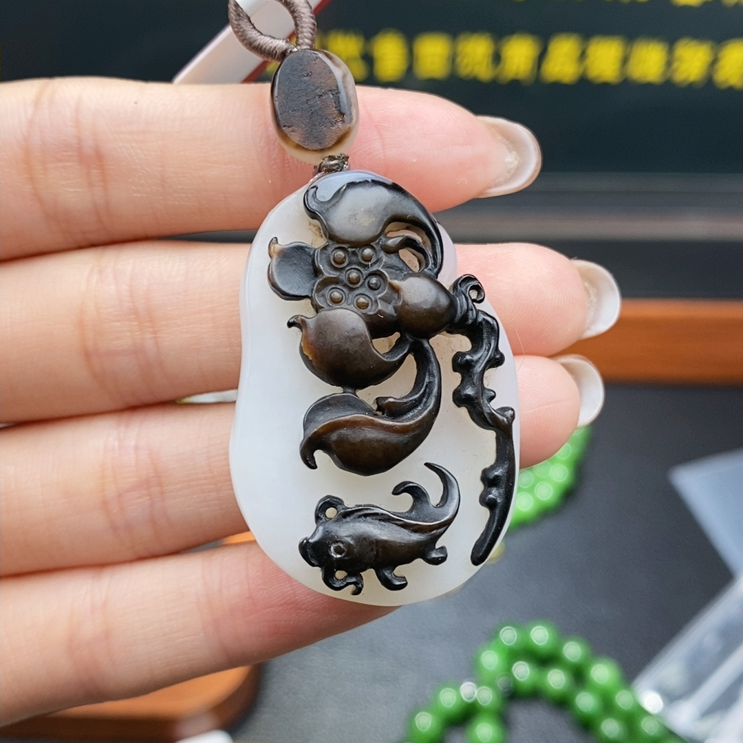 俄黑皮籽料莲年有余，羊脂白，接受劝退