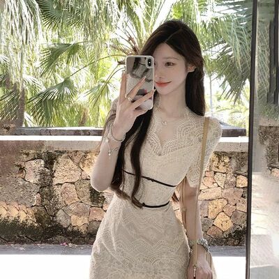 蕾丝拼接短袖连衣裙女2026年夏季新款收腰显瘦设计感V领包臀短裙