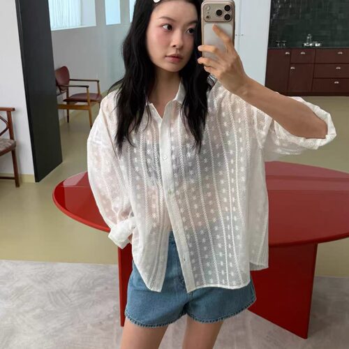 已出货   韩国chic   慵懒风宽松镂空刺绣衬衫