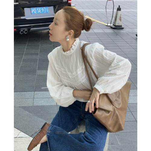 已出货～韩系复古宫廷风白色半高领木耳边泡泡袖提花衬衫女