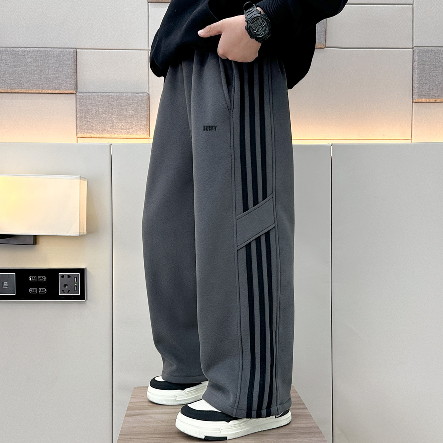 男童裤子春秋2026新款中大童宽松加绒卫裤百搭秋装休闲运动长裤潮