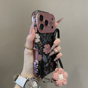 复古高级感粉色雏菊花朵适用苹果17promax手机壳大视窗新款 创意15皮质挂绳14全包防摔保护套 iphone16pro时尚