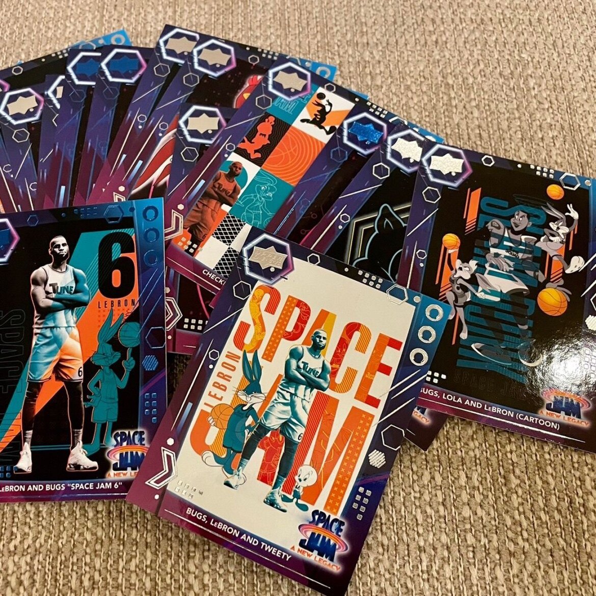 NBA球星卡空中大灌篮詹姆斯兔八哥浓眉签字物料詹姆斯纪念卡片图片