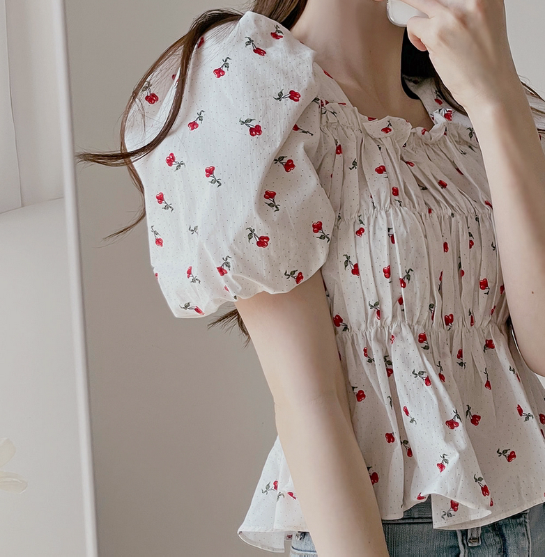 Sweet French style, playful and cute, age reduced cherry print bubble sleeve waist shirt