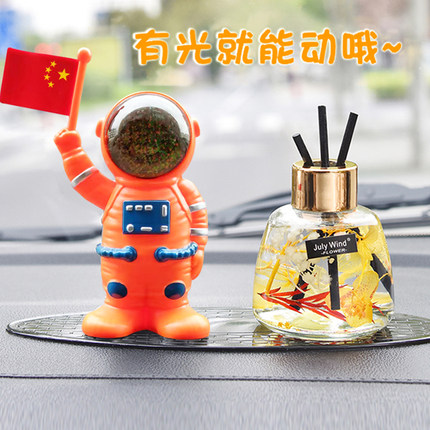 车载摆件太阳能宇航员手办饰品太空人公仔玩偶汽车装饰品创意个性