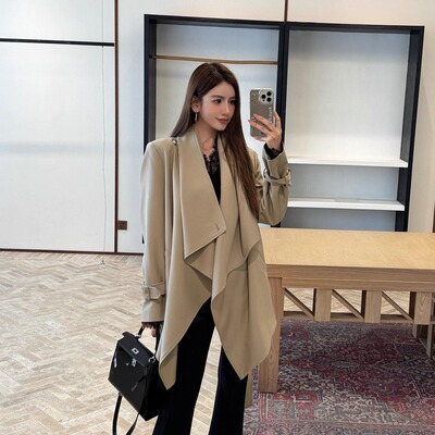 浅布调卡其色翻领绑带风衣外套