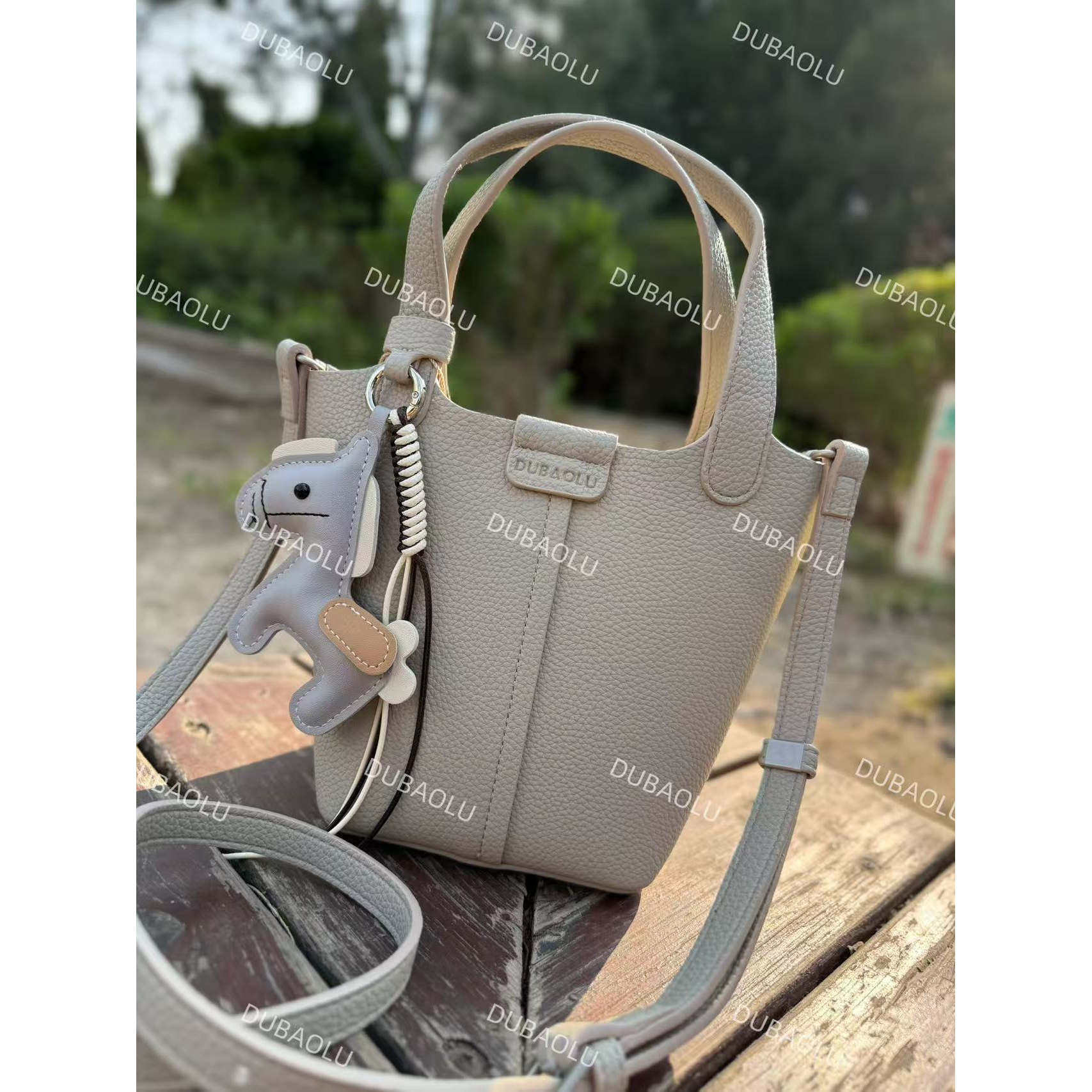 都宝路爆款时尚手提水桶小包菜篮子包百搭休闲软皮单肩包感斜挎包