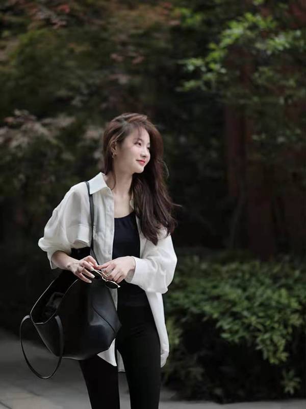 white shirt!! The right one is enough!! Enjoy the summer OS silhouette