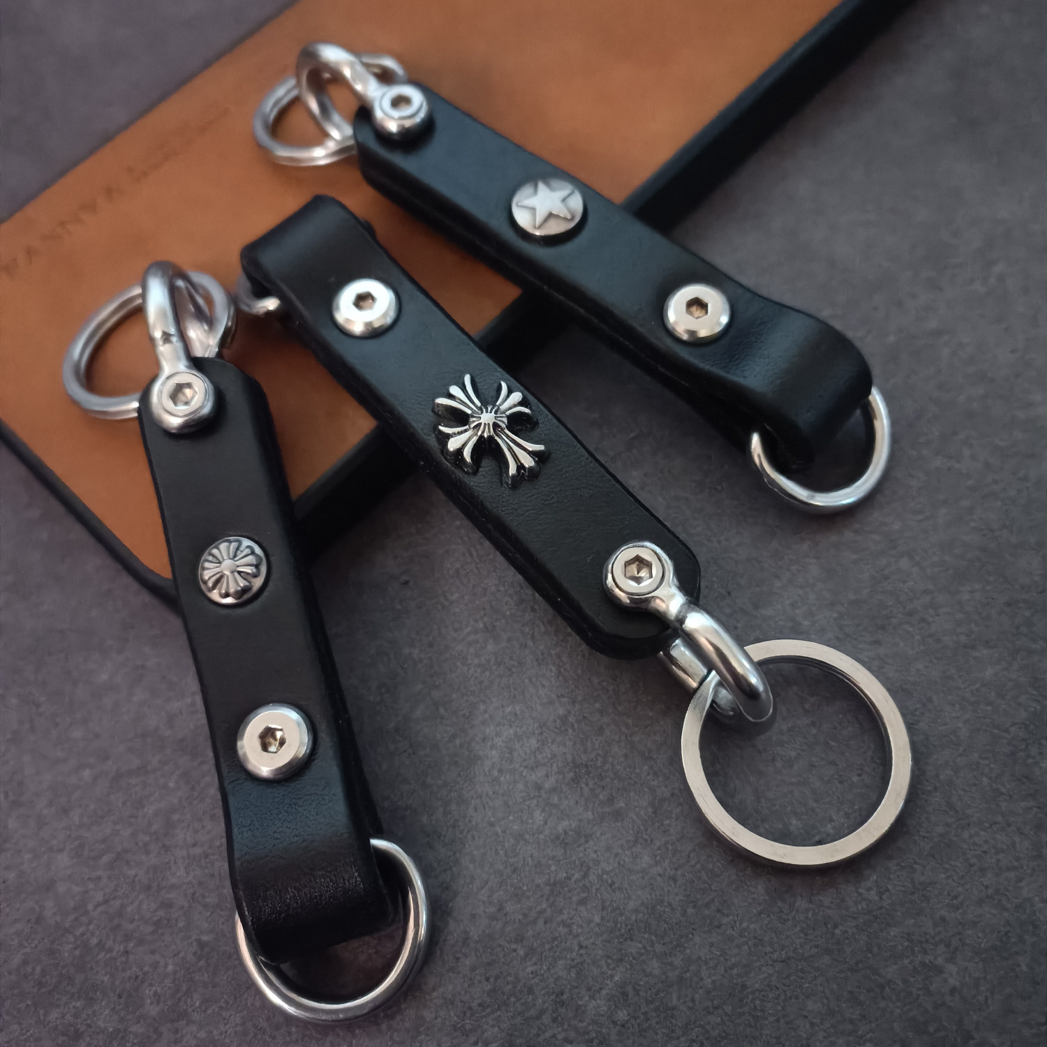 手工纯牛皮钥匙扣黑色个性汽车摩托车包包挂扣朋克复古钥匙链